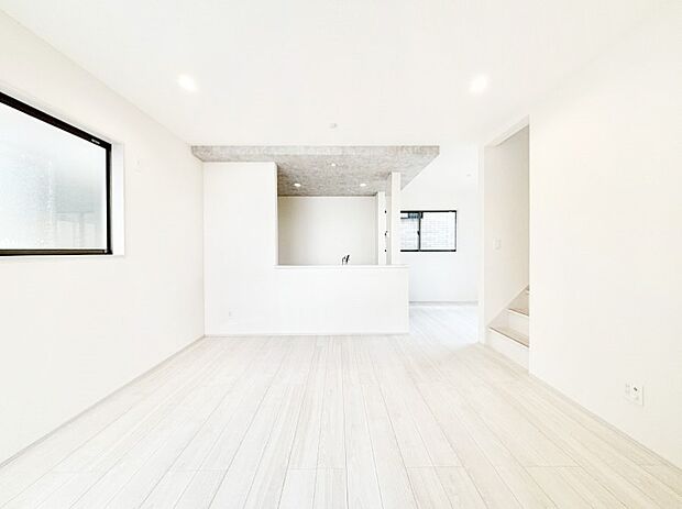 穏やかな陽だまりに包まれる、居心地の良いリビングで家族団らん!