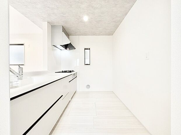 システムキッチンはシンプルでスッキリした飽きの来ないデザインなので永く使えそう!