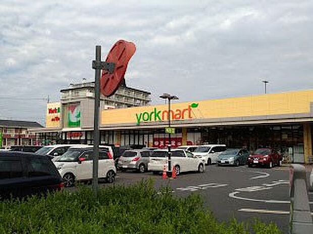 スーパー 900m ヨークフーズ 六高台店