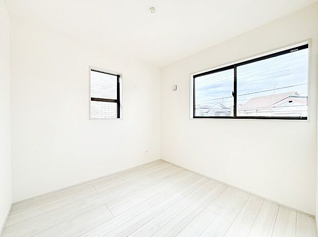 2面採光の洋室。窓から入り込む陽光がお部屋全体を優しく包み込みます!