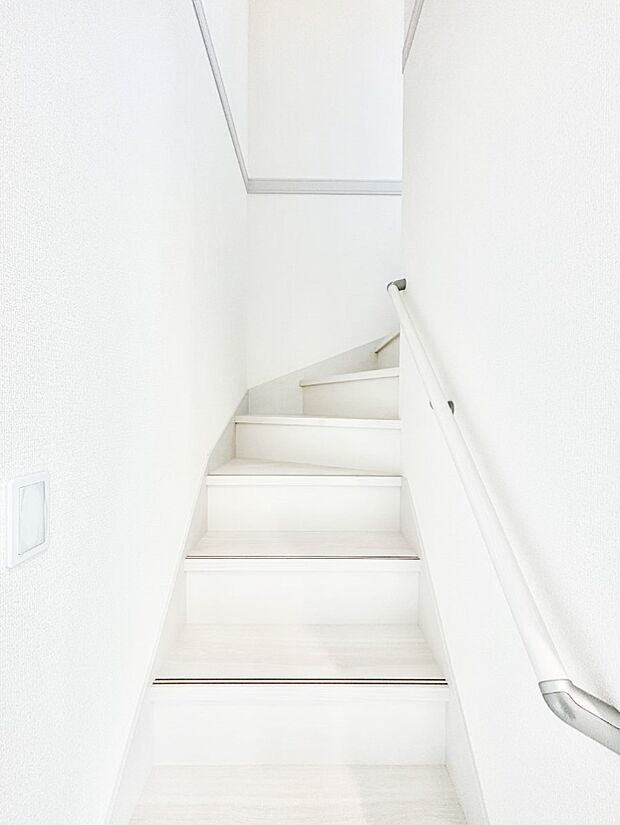 小さなお子様やご年配の方に嬉しい配慮！階段には手摺付きです。