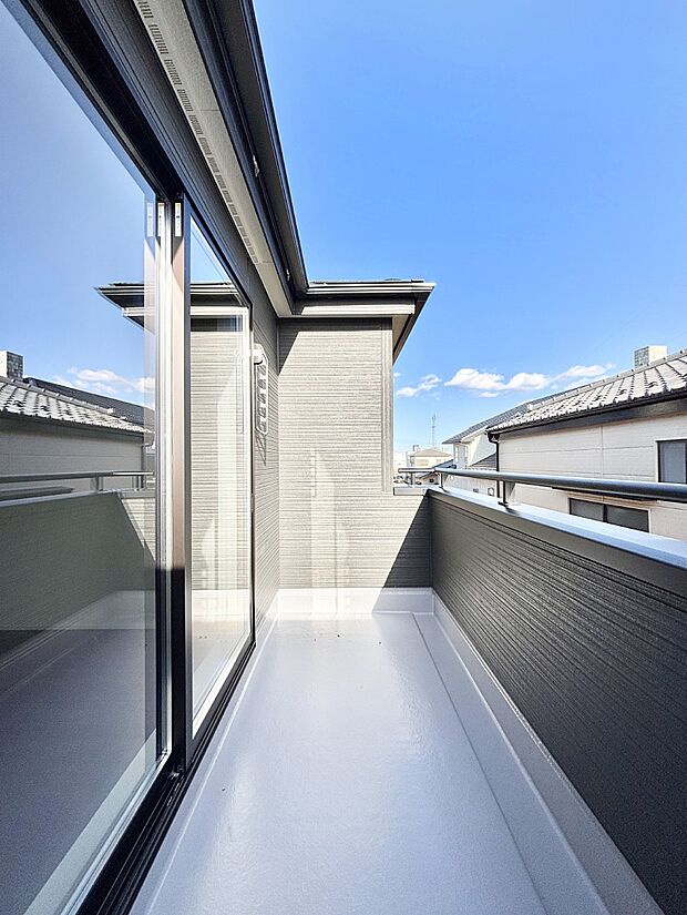 ゆったりバルコニーだから沢山お洗濯ものを干せます。