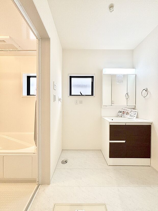 窓のある明るいランドリースペース