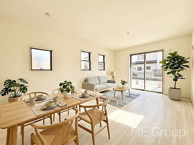 ご家族の賑やかな話し声で包まれる明るいリビング ※家具はCGです