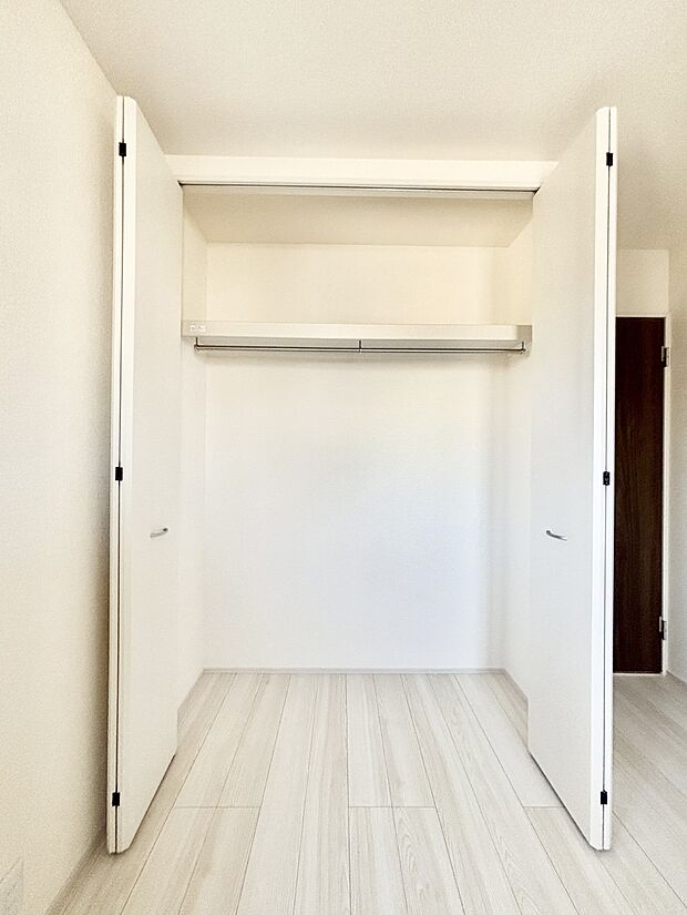 洋室のクローゼット。奥行きがあるので厚手の衣類もすっきり収まります。