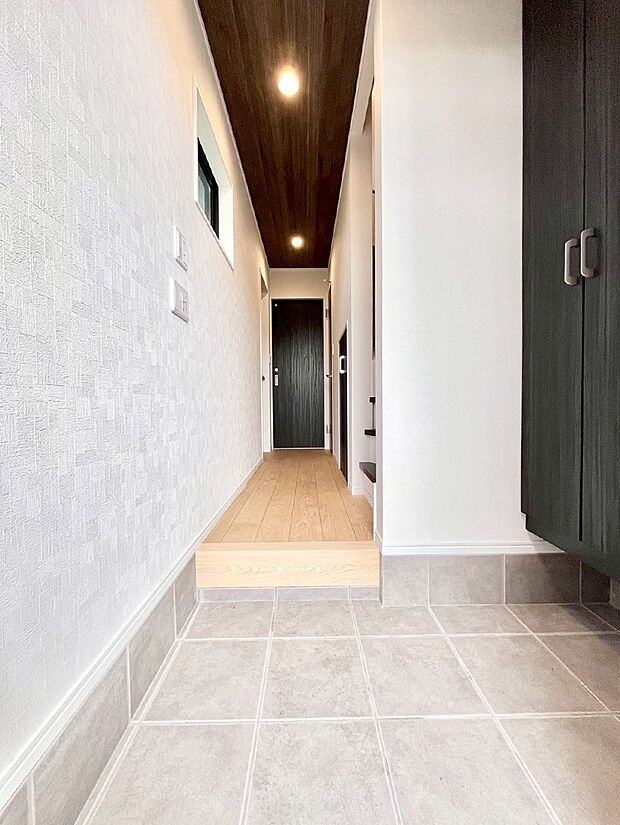 ご家族やお客様を気持ちよくお出迎えできる穏やかな雰囲気の玄関です。