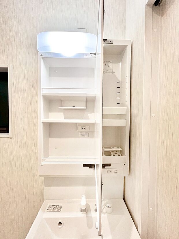 鏡の裏に、化粧品や衛生用品などを収納可能。洗面台をすっきりと保ちます！ 