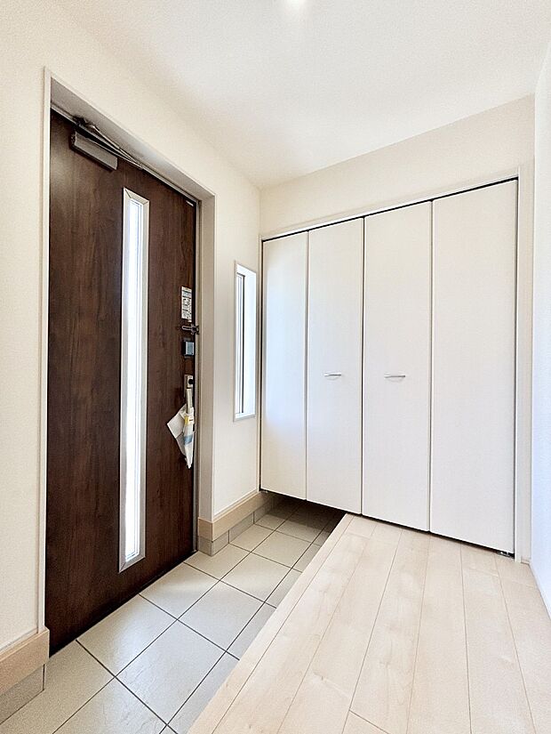 天井まである玄関収納で、家族全員の靴もすっきり収納!