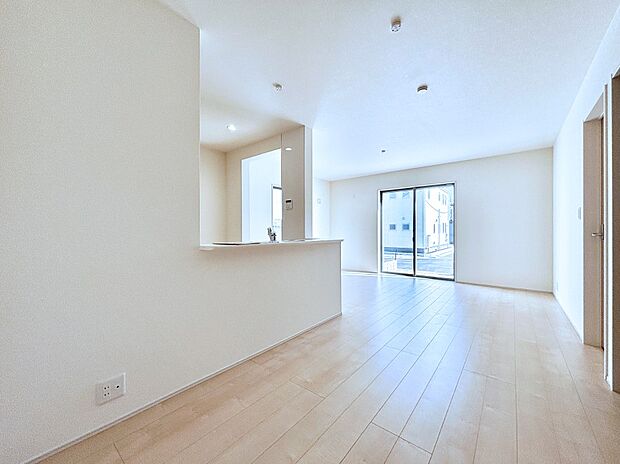 大きな窓からたっぷりの陽光と風を感じられるリビング