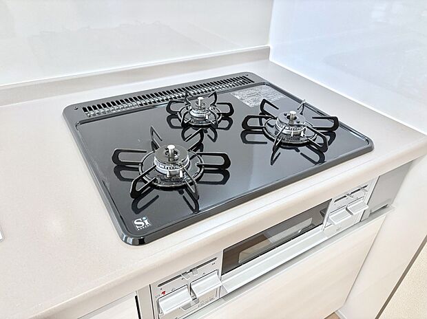 ガスコンロはSiセンサー搭載。火力調節や焦げ付き・消し忘れも防いでくれます。