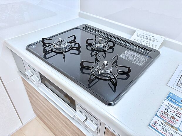 ガスコンロはSiセンサー搭載。火力調節や焦げ付き・消し忘れも防いでくれます。