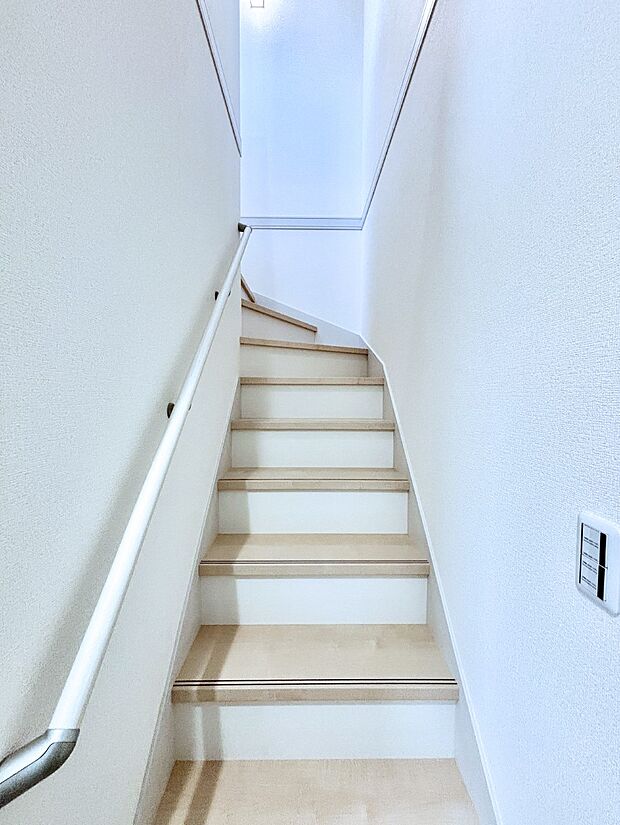 安全性を考慮し階段には手すりを設置しています