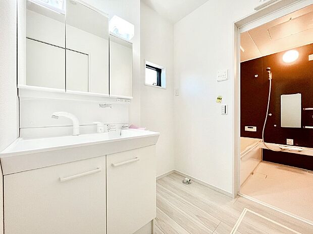 清潔感ある洗面化粧室で朝の身支度も快適