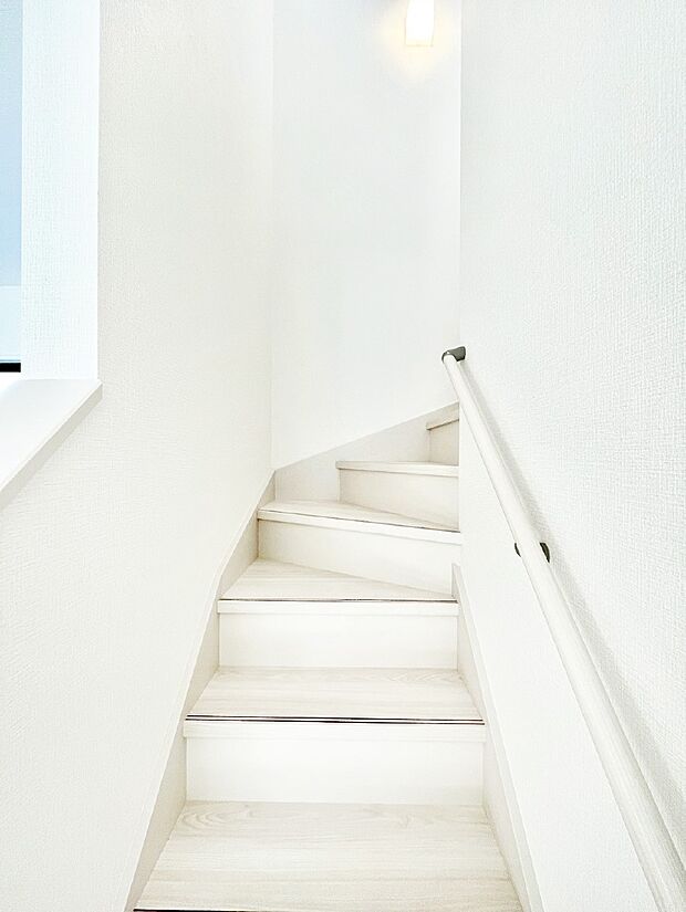 階段は手すり付きなので小さなお子さまやご高齢の方も安心です