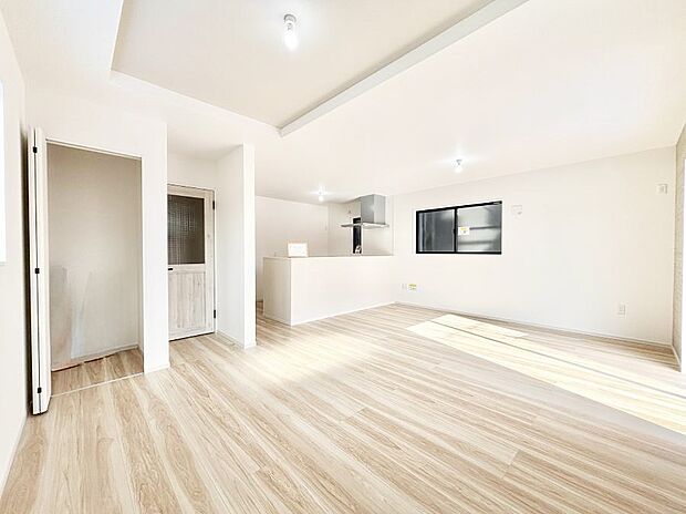 ご家族の賑やかな話し声で包まれる明るいリビング