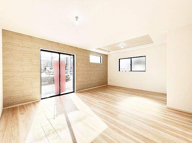 大きな窓からたっぷりの陽光と風を感じられるリビング