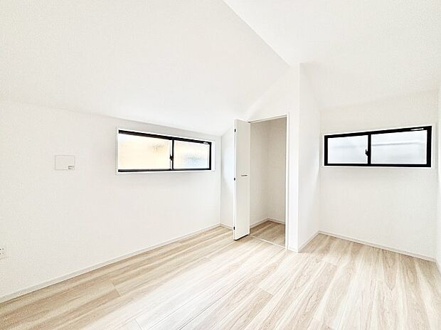 窓からのやさしい光が心地よいプライベートルーム