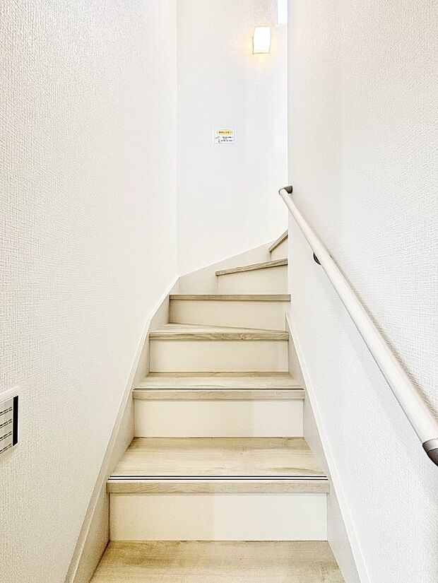階段は手すり付きなので小さなお子さまやご高齢の方も安心です