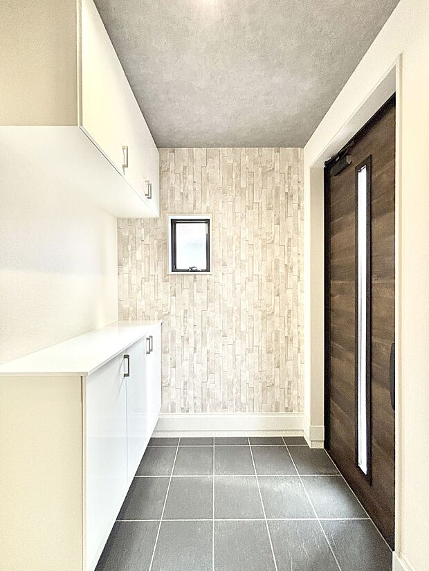 明るい玄関はお客様をお出迎えするのにぴったりです！ 