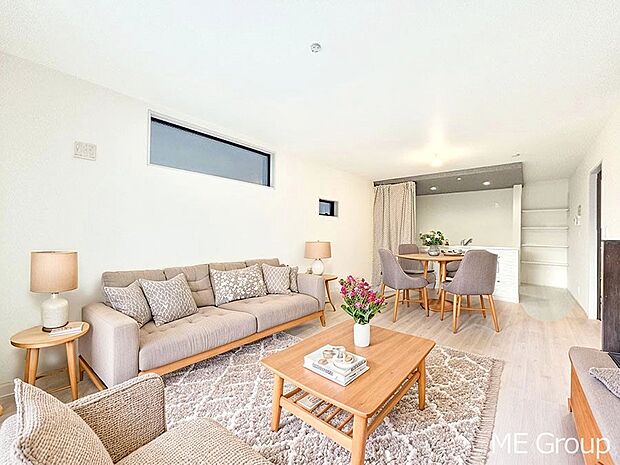 ご家族の賑やかな話し声で包まれる明るいリビング  ※家具はCGです