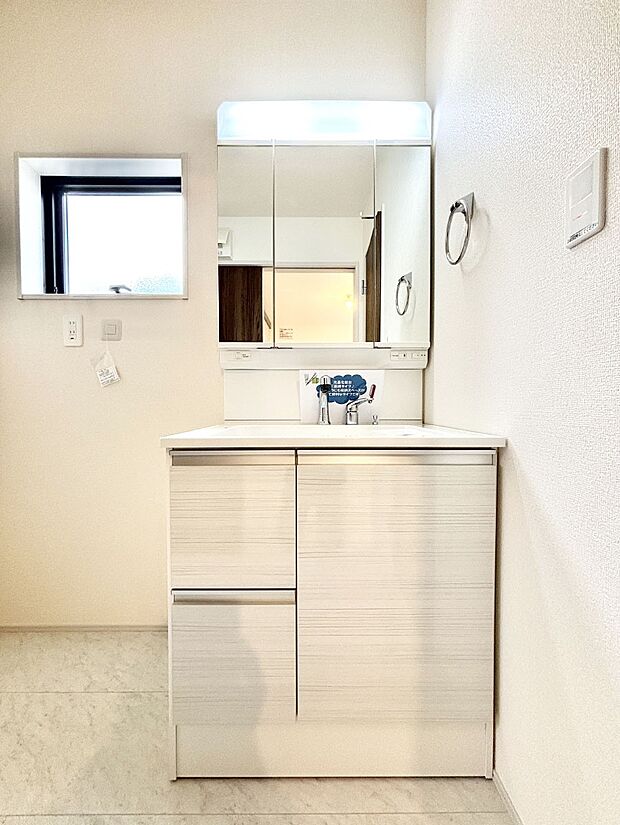 大きく見やすい三面鏡で清潔感ある洗面台は、身だしなみチェックや肌のお手入れにおすすめです。 