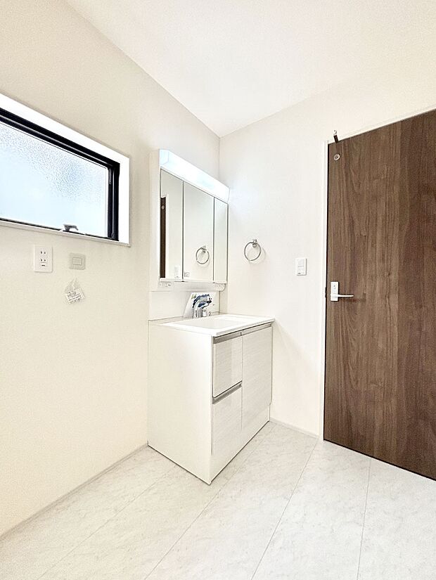 明るい洗面所は毎朝の身支度も楽しくできちゃいそうです。