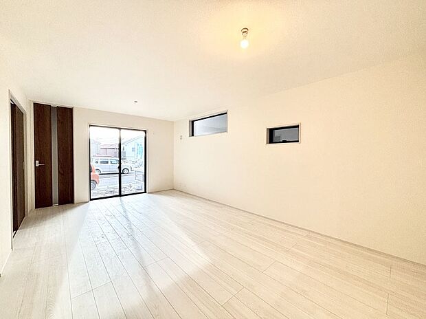 大きな窓からたっぷりの陽光と風を感じられるリビング  