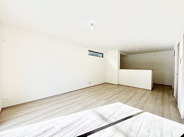 ご家族の賑やかな話し声で包まれる明るいリビング