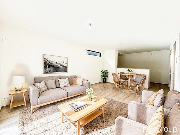 落ち着いた雰囲気のLDKは家族みんなの快適空間※家具はCGです