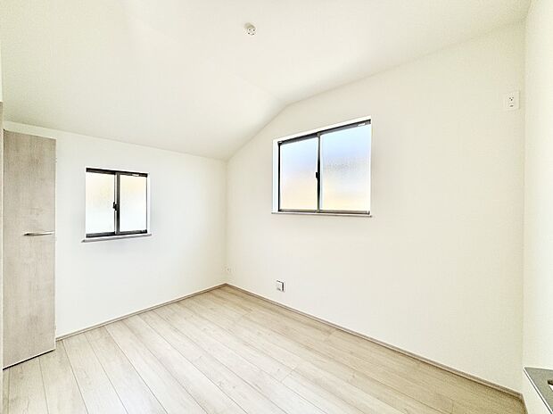 窓からのやさしい光が心地よいプライベートルーム