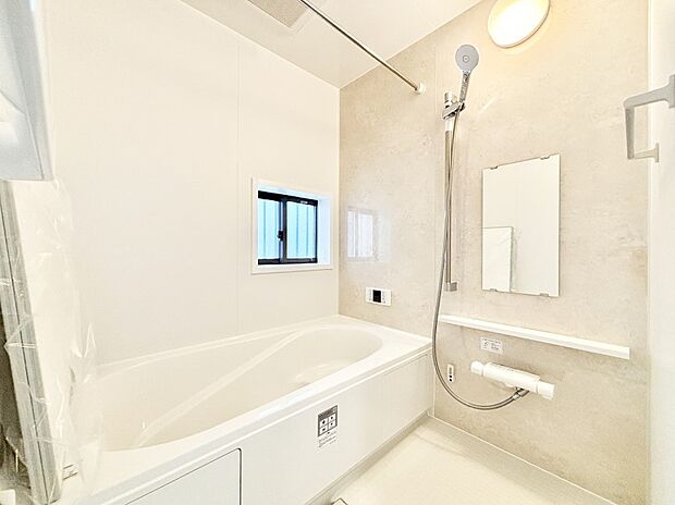 一日の疲れを癒してくれる明るい清潔感のあるバスルーム