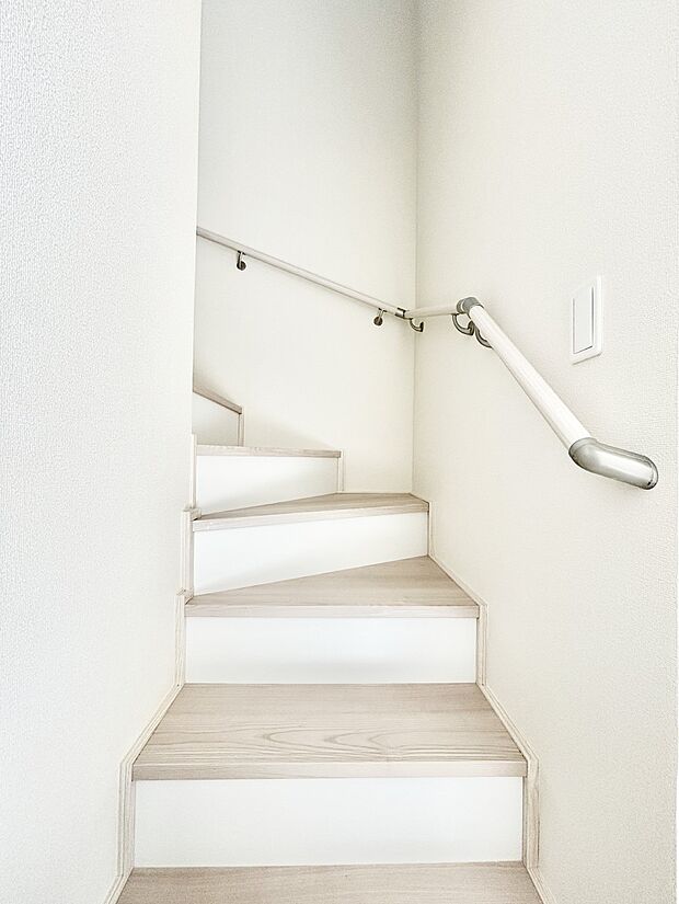 階段は手すり付きなので小さなお子さまやご高齢の方も安心です