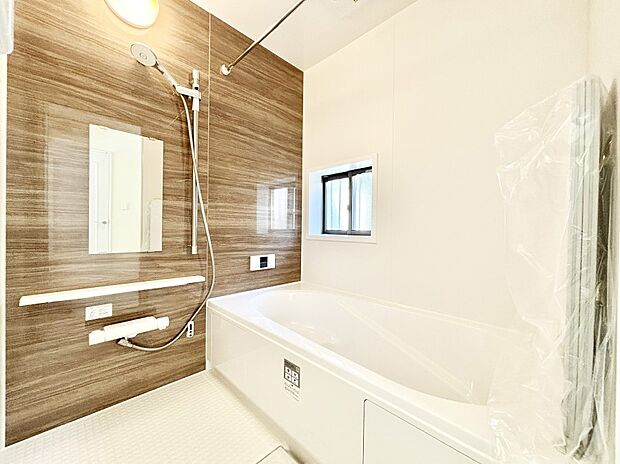 一日の疲れを癒してくれる明るい清潔感のあるバスルーム