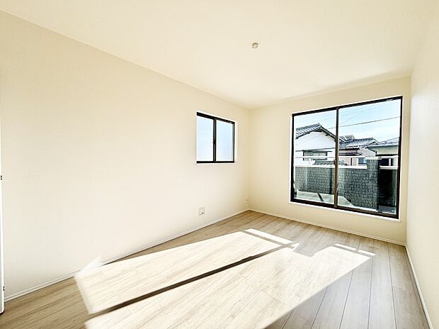 バルコニーが開放感をプラスしてくれる洋室