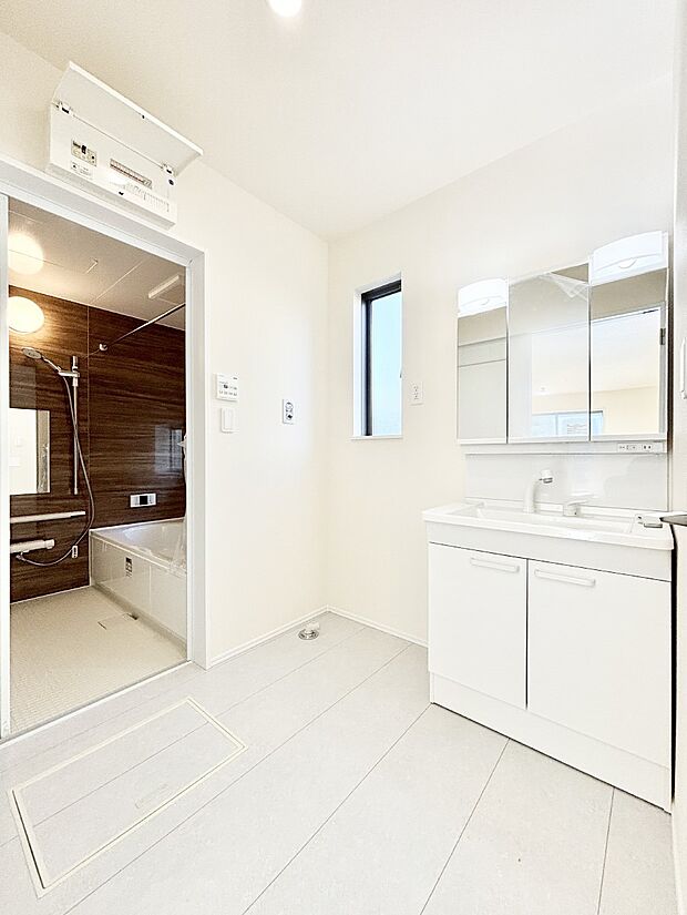 清潔感ある洗面化粧室で朝の身支度も快適