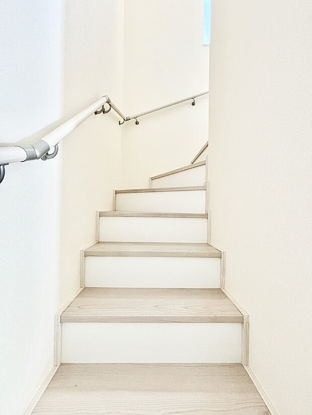 階段は手すり付きなので小さなお子さまやご高齢の方も安心です