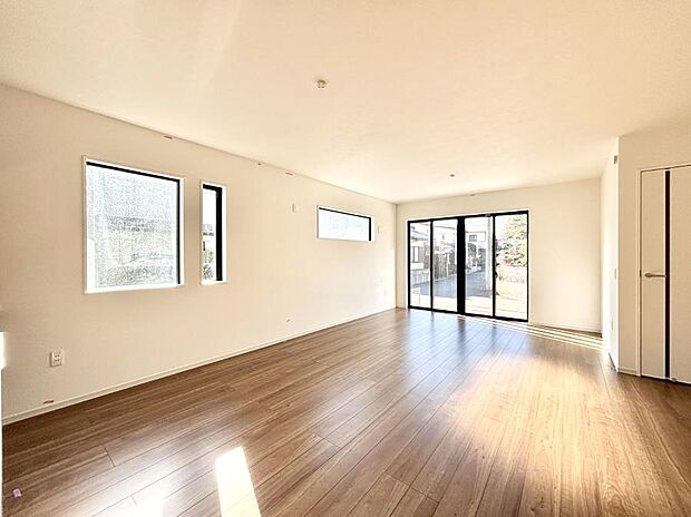 大きな窓からたっぷりの陽光と風を感じられるリビング