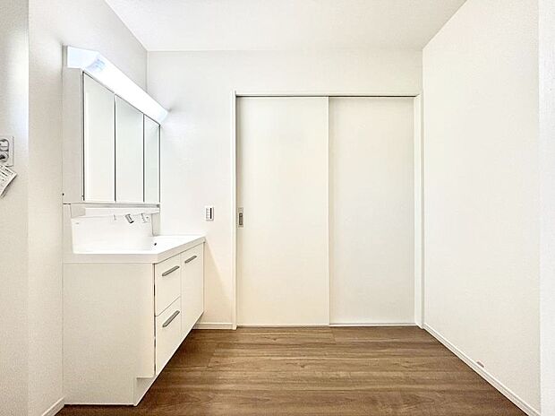 明るい洗面所は毎朝の身支度も楽しくできちゃいそうです。