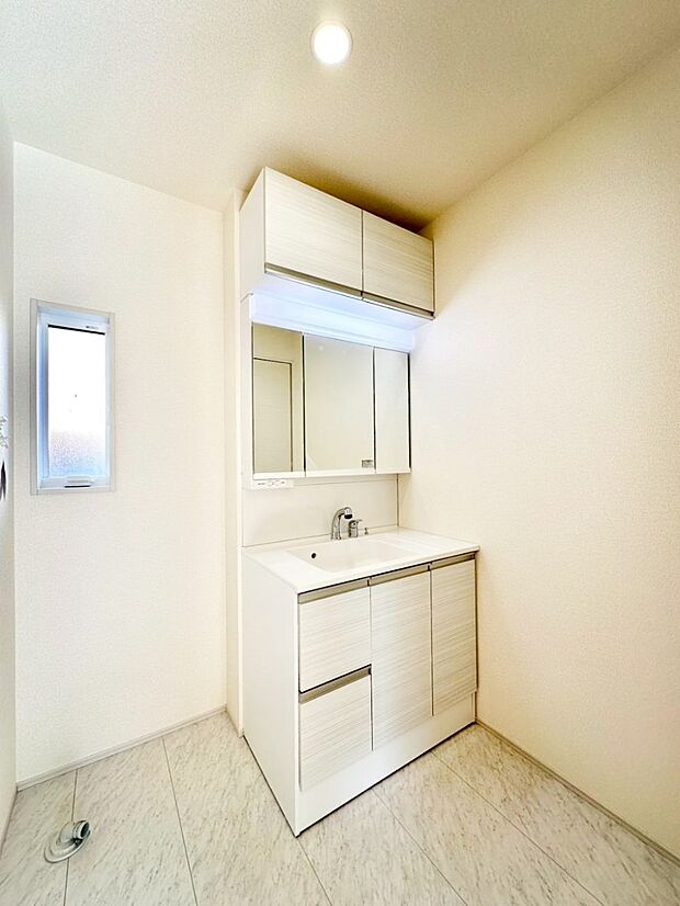 窓のある明るいランドリースペース