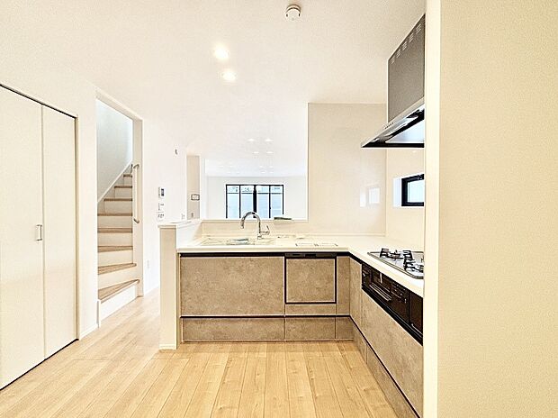 カウンター越しに楽しいおしゃべり。いつものお料理がもっと美味しくなりそうですね。