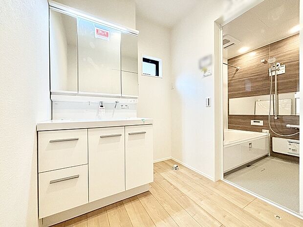 洗面所はゆとりのあるスペースで、身支度や入浴後のスキンケアも心に余裕をもってできそうです。