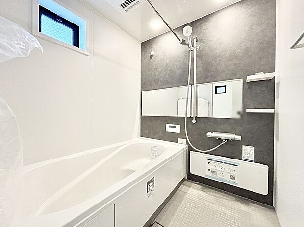 一日の疲れを癒してくれる明るい清潔感のあるバスルーム