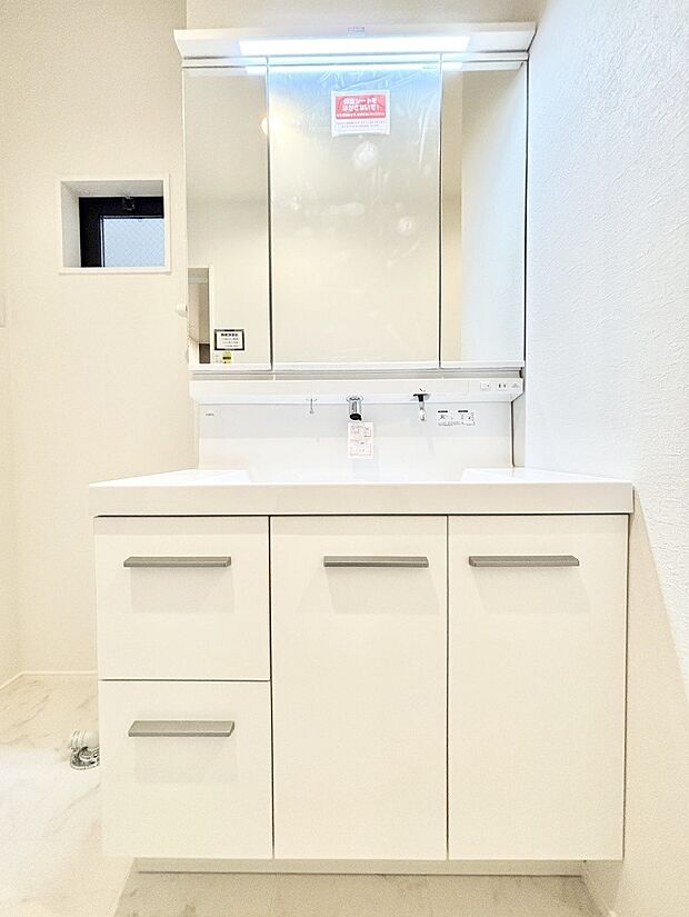 スタイリングに便利な三面鏡、ミラーキャビネットで細かい物スッキリ