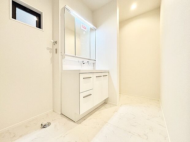 小窓がついているので湿気の多い場所でも換気ができ快適です。毎日の身支度を気持ち良く行えますね。