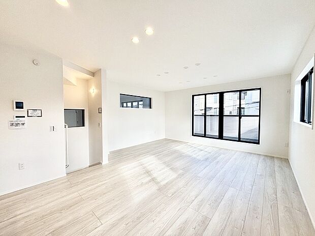 明るい陽光が注ぎ、寛ぎの雰囲気に満たされるリビングダイニング