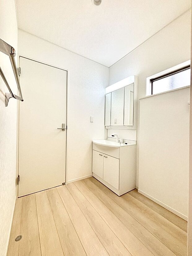 明るい洗面所は毎朝の身支度も楽しくできちゃいそうです。