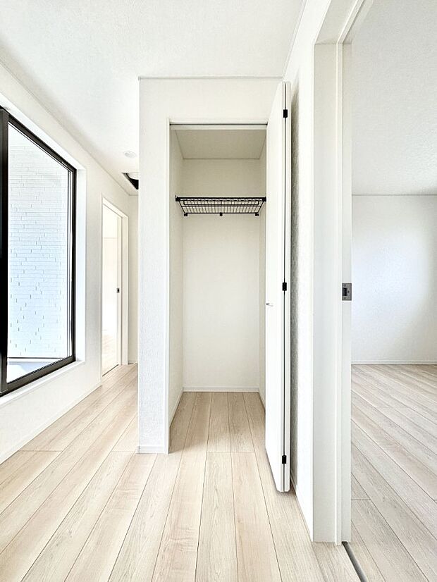 廊下収納。掃除道具や季節の小物を収納することができます。