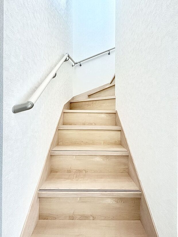 階段は手すり付きなので小さなお子さまやご高齢の方も安心です