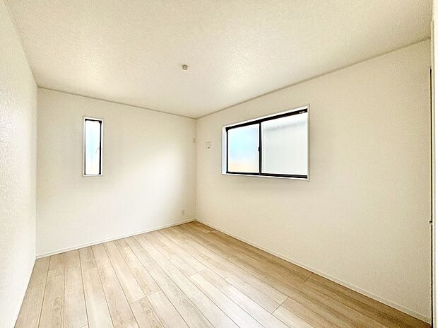 2面採光で気持ちよく自然光が取り入れられるのでお子様のお部屋にもピッタリ