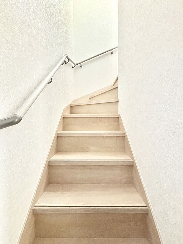 安全性を考慮し階段には手すりを設置しています